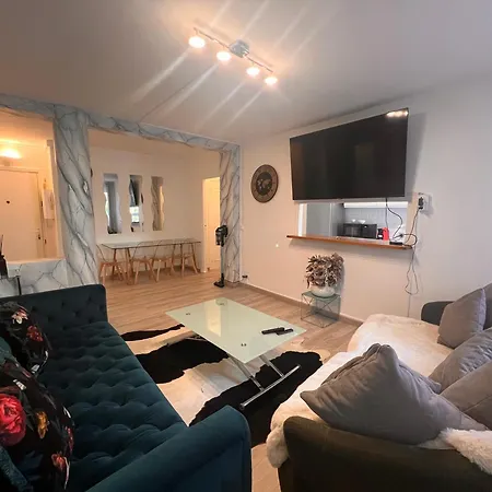 Spacious 2 Bedroom Family Authentic 15 Apartment