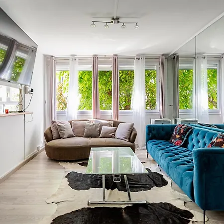 Spacious 2 Bedroom Family Authentic 15 *